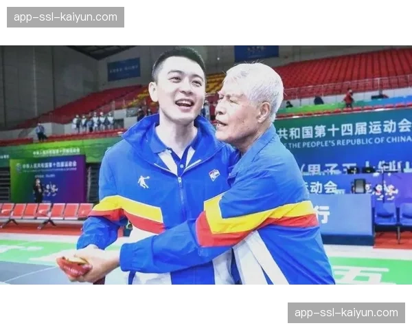 通讯：更衣室香槟庆典，辽宁众将将冠军帽献给蒋兴权指导